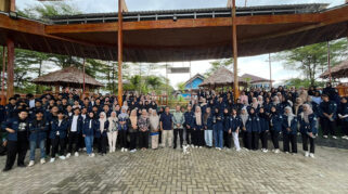 Asah Jiwa Entrepreneur, Mahasiswa Adbis FISIP ULM Belajar Kuliah Lapangan di Kampung Ketupat