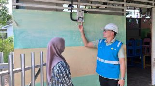 PLN UP3 Banjarmasin Terangi Tiga Sekolah di Barito Kuala, Dukung Pendidikan Daerah 3T