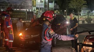 Cepat Tanggap, Damkar Banjar Selamatkan Mobil Warga yang Jatuh ke Selokan