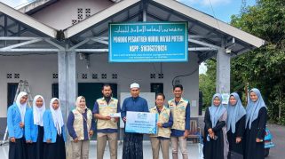 YBM PLN UP3 Banjarmasin Bantu Santri Kurang Mampu di Ponpes Nurul Ma’ad Puteri Banjarbaru