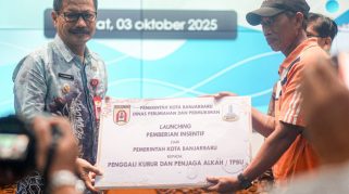 Wujud Kepedulian, Penjaga dan Penggali Kubur di Banjarbaru Terima Insentif Resmi