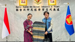 Luar Biasa! Pemuda Asal Banjarmasin Sandi Agustinus Perkenalkan Sasirangan di sekolah hingga Pameran di Taiwan