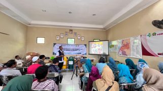 Kolaborasi ULM-Pelindo Terminal Petikemas Gelar Sosialisasi Penanganan Sampah Berbasis Komunitas di Telaga Biru, Hidupkan Kader Lingkungan