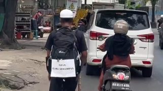 Pria Jalan Kaki Hadiri Haul Sekumpul Terpantau di Jalan A. Yani Km 1 Banjarmasin, Ternyata Warga Solo