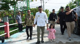Wali Kota Banjarmasin Ikut Ambil Rapor Anak, Dorong Peran Aktif Ayah dalam Pendidikan