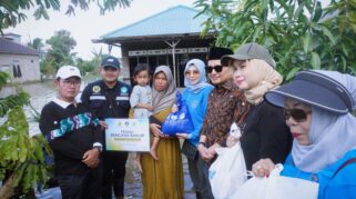 Wakil Gubernur Kalsel Bersama Hasnur Group Salurkan Bantuan Bagi Korban Banjir Sungai Rangas Ulu