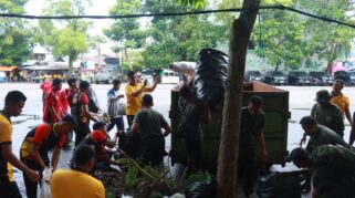 Gotong Royong Polri-TNI dan Masyarakat Warnai Karya Bakti Kebersihan di Taman Kamboja Banjarmasin