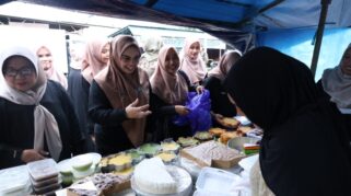 Andi Irmayani Pimpin Aksi Berbagi Ramadan, Pedagang Kaki Lima Ikut Tersenyum