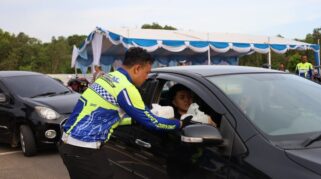Turun ke Jalan di Bulan Ramadan, HDCI Banjarmasin dan Ditlantas Polda Kalsel Bagikan 1.500 Takjil