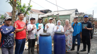 Tinjau Korve Lingkungan di Sungai Andai, Yamin Serahkan Tong Komposter untuk Warga