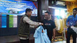 Pemkot Banjarmasin Ubah Citra Wisata Sungai, Paman Kelotok Kini Resmi Jadi Kapten Kapal