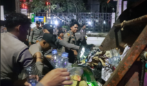 Usai Kawal Aksi Mahasiswa, Personel Polresta Banjarmasin Bersihkan Area DPRD Kalsel