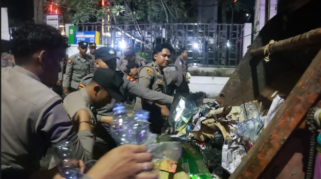 Usai Kawal Aksi Mahasiswa, Personel Polresta Banjarmasin Bersihkan Area DPRD Kalsel