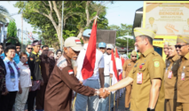 Pemkot Banjarmasin Libatkan Seluruh SKPD Sebarkan Bendera Merah Putih kepada Masyarakat