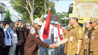 Pemkot Banjarmasin Libatkan Seluruh SKPD Sebarkan Bendera Merah Putih kepada Masyarakat