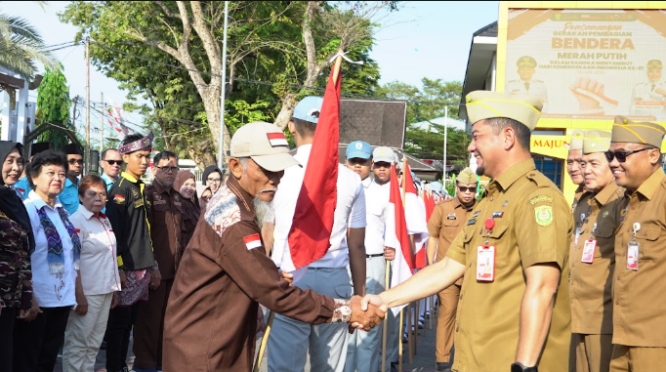 Pemkot Banjarmasin Libatkan Seluruh SKPD Sebarkan Bendera Merah Putih kepada Masyarakat