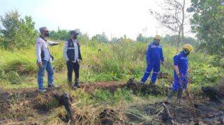 Asap Masih Pekat, Penanganan Karhutla Guntung Damar Fokus Redam Bara di Bawah Tanah