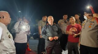 Titik Api Masih Muncul, Gubernur Muhidin Pantau Karhutla Sekitar Bandara hingga Malam