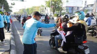 PAM Bandarmasih Bagikan Bendera Gratis, Ajak Warga Banjarmasin Semarakkan HUT ke-81 RI