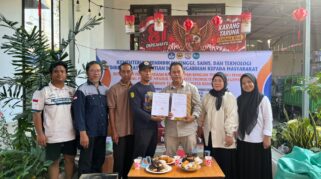 Lewat Program Pengabdian Masyarakat BIMA, ULM Serahkan Mesin Pencacah Plastik ke Bank Sampah Baiman Cempaka Raya