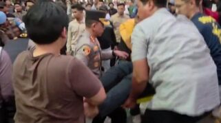 Kapolresta Banjarmasin Turun Tangan Evakuasi Mahasiswa Pingsan Saat Aksi