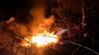 Petugas BPBD Tanah Bumbu melakukan penanganan kebakaran hutan dan lahan di wilayah Kabupaten Tanah Bumbu.