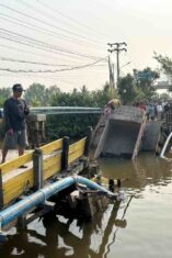 Truk Dump Nyungsep ke Sungai, Jembatan Saka Harang Mendadak Ambruk