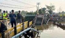 Truk Dump Nyungsep ke Sungai, Jembatan Saka Harang Mendadak Ambruk