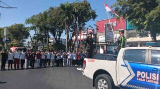 Arus Lalu Lintas KM 6 Dihentikan, Pengendara Khidmat Ikuti Detik-Detik Proklamasi