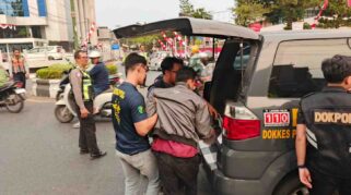 Pengendara Kecelakaan di Sekitar Lokasi Aksi, Tim Dokkes Polresta Banjarmasin Bergerak