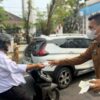Sekretariat DPRD Banjarmasin Turun ke Jalan, Bagikan Masker kepada Warga