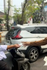 Sekretariat DPRD Banjarmasin Turun ke Jalan, Bagikan Masker kepada Warga