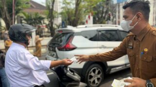 Sekretariat DPRD Banjarmasin Turun ke Jalan, Bagikan Masker kepada Warga
