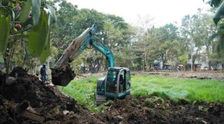 Lebih dari 10 Tahun Tak Dikeruk, Kolam Taman Kamboja Mulai Dibersihkan