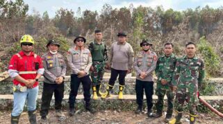 KALSEL – Penanganan kebakaran hutan dan lahan (karhutla) di Kalimantan Selatan menjadi salah satu pembelajaran lapangan dalam kegiatan Praktik Kerja Dalam Negeri (PKDN) Sespimti Polri Dikreg ke-4 Tahun Anggaran 2026.  Melalui kegiatan tersebut, peserta didik Sespimti Polri melihat secara langsung bagaimana pemerintah daerah bersama kepolisian, TNI dan berbagai pemangku kepentingan menghadapi persoalan strategis, khususnya dalam penanganan bencana karhutla.  PKDN menjadi bagian dari proses pembelajaran untuk memberikan pengalaman kepada peserta dalam melihat secara langsung penerapan kebijakan, strategi serta koordinasi lintas sektor dalam menghadapi persoalan di daerah.  Pada pelaksanaan PKDN tahun ini, isu penanganan dan strategi mitigasi karhutla menjadi salah satu perhatian di sejumlah wilayah, termasuk Kalimantan Selatan, Kalimantan Tengah dan Sumatera Selatan.  Khusus di Kalimantan Selatan, peserta melihat berbagai upaya yang dilakukan Polda Kalsel dalam menghadapi karakteristik karhutla, terutama kebakaran pada lahan gambut yang memiliki tantangan tersendiri dalam proses pemadaman.  Salah satu hal yang menjadi perhatian peserta adalah inovasi Polda Kalsel dalam mengembangkan metode pemadaman menggunakan cairan surfaktan.  Inovasi tersebut dikembangkan sebagai salah satu upaya menangani kebakaran pada lahan gambut, terutama bara yang masih bertahan di bawah permukaan meskipun api di permukaan telah berhasil dipadamkan.  Pengembangan metode tersebut tidak terlepas dari pengalaman personel Polda Kalsel yang selama kurang lebih dua bulan berjibaku menangani karhutla di sejumlah lokasi.  Yang mana sebelumnya, Kapolda Kalsel Irjen Pol Dr. Rosyanto Yudha Hermawan menjelaskan, salah satu persoalan yang dihadapi petugas adalah api yang kembali muncul setelah proses pemadaman.  Kondisi tersebut terjadi karena bara masih bertahan di bawah lapisan gambut, sehingga petugas harus kembali melakukan pemadaman pada titik yang sama.  Situasi itu kemudian mendorong Polda Kalsel mencari metode yang dapat menjangkau bagian bawah lahan sekaligus meningkatkan efisiensi penggunaan air.  Selain menggunakan kolam bioflok serta sistem pipa atau sumbu untuk menjangkau titik api bawah tanah, Polda Kalsel kemudian mengembangkan penggunaan cairan surfaktan.  Sebelum diterapkan di lapangan, metode tersebut telah melalui proses pengujian selama lebih dari tiga pekan.  Kini, penggunaan surfaktan mulai diterapkan langsung pada sejumlah lokasi karhutla sebagai bagian dari strategi penanganan api di lahan gambut.  Dalam penerapannya, petugas terlebih dahulu melakukan pemetaan menggunakan drone untuk mengetahui kondisi dan titik yang membutuhkan penanganan.  Setelah titik bara teridentifikasi, pipa atau sumbu kemudian dimasukkan ke dalam lahan. Cairan surfaktan dialirkan melalui sistem tersebut agar dapat menjangkau bagian gambut yang masih menyimpan bara.  Menurut penjelasan Kapolda Kalsel, area yang mendapatkan perlakuan tersebut dapat menjadi dingin dalam waktu kurang dari satu menit.  Polda Kalsel juga menyampaikan bahwa berdasarkan hasil pengujian laboratorium, penggunaan metode tersebut dapat meningkatkan efisiensi penggunaan air hingga sekitar 50 persen.  Efisiensi tersebut menjadi penting dalam penanganan karhutla, terutama ketika petugas menghadapi keterbatasan sumber air di lokasi kebakaran.  Pengembangan inovasi itu juga diharapkan dapat mengurangi beban personel yang selama berulang kali harus kembali ke lokasi untuk menangani bara yang kembali muncul.  Namun, pengembangan surfaktan masih menghadapi sejumlah kendala, salah satunya terkait produksi.  Bahan baku masih didatangkan dari Pulau Jawa, sementara Polda Kalsel belum memiliki peralatan untuk memproduksi cairan tersebut dalam jumlah besar.  Untuk sementara, proses produksi masih dilakukan secara manual. Dalam waktu tiga hari, jajaran Polda Kalsel mampu menghasilkan sekitar 3.000 liter cairan surfaktan.  Sebagian hasil produksi tersebut, sekitar 1.000 liter, telah dikirim ke Kalimantan Tengah untuk dilakukan pengujian dan melihat efektivitas penerapannya di wilayah tersebut.  Bagi peserta PKDN Sespimti Polri, pengalaman Polda Kalsel dalam mengembangkan metode tersebut menjadi salah satu gambaran mengenai pentingnya inovasi dalam menghadapi persoalan strategis.  Peserta tidak hanya melihat proses pemadaman, tetapi juga dapat mempelajari bagaimana sebuah inovasi lahir dari persoalan yang dihadapi langsung oleh personel di lapangan.  Hal tersebut menunjukkan bahwa penanganan bencana membutuhkan kemampuan untuk mengevaluasi metode yang telah dilakukan, membaca karakteristik wilayah serta mencari solusi yang dapat meningkatkan efektivitas penanganan.  Selain inovasi pemadaman, peserta PKDN juga melihat pentingnya keterlibatan seluruh stakeholder dalam penanganan karhutla di Kalimantan Selatan.  Penanganan karhutla tidak hanya menjadi tanggung jawab kepolisian. Berbagai unsur ikut terlibat, mulai dari TNI, pemerintah daerah, BPBD, pemadam kebakaran, Manggala Agni, relawan hingga masyarakat.  Koordinasi lintas sektor diperlukan sejak munculnya indikasi kebakaran, proses pemadaman, pendinginan hingga pemantauan pascapemadaman.  Keterlibatan seluruh unsur tersebut menjadi salah satu kekuatan dalam menghadapi karhutla karena penanganannya membutuhkan respons cepat dan kerja bersama.  Dalam kegiatan penerapan metode surfaktan sebelumnya, seluruh Kapolres jajaran Polda Kalsel juga turut melihat secara langsung proses pemadaman.  Kehadiran para Kapolres menjadi bagian dari upaya agar inovasi tersebut dapat dipahami dan nantinya disesuaikan dengan kondisi karhutla di masing-masing wilayah.  Dengan demikian, inovasi penanganan karhutla tidak berhenti pada satu lokasi, tetapi dapat dikembangkan dan diterapkan di wilayah lain sesuai karakteristik lahan serta kebutuhan di lapangan.  Pembelajaran di Kalimantan Selatan juga memberikan gambaran bahwa penanganan karhutla tidak cukup hanya mengandalkan kemampuan pemadaman.  Strategi pencegahan, mitigasi, pemetaan wilayah rawan, kesiapan personel, koordinasi lintas sektor serta pemanfaatan teknologi menjadi bagian penting dalam upaya mengurangi risiko karhutla.  Pengalaman tersebut diharapkan dapat menjadi bahan pembelajaran bagi peserta Sespimti Polri dalam memahami bagaimana kepemimpinan strategis dijalankan di tengah persoalan yang membutuhkan keputusan cepat dan melibatkan banyak pihak.  Terlebih, karakteristik karhutla di setiap daerah berbeda sehingga strategi penanganannya perlu disesuaikan dengan kondisi geografis, jenis lahan, ketersediaan sumber daya serta tingkat kerawanan masing-masing wilayah.  Di sisi lain, pengembangan berbagai metode pemadaman tetap harus diiringi dengan upaya pencegahan.  Masyarakat diharapkan ikut menjaga lingkungan dan tidak melakukan pembakaran lahan yang berpotensi menimbulkan karhutla serta berdampak terhadap masyarakat lainnya.  Penanganan karhutla pada akhirnya membutuhkan dua pendekatan yang berjalan bersamaan, yakni memperkuat kemampuan menghadapi kebakaran ketika terjadi sekaligus mencegah agar kebakaran tidak sampai meluas.  Melalui PKDN Sespimti Polri, pengalaman penanganan karhutla di Kalimantan Selatan menjadi salah satu pembelajaran mengenai pentingnya kolaborasi, inovasi dan kepemimpinan dalam menghadapi persoalan strategis yang berdampak luas terhadap masyarakat dan lingkungan.