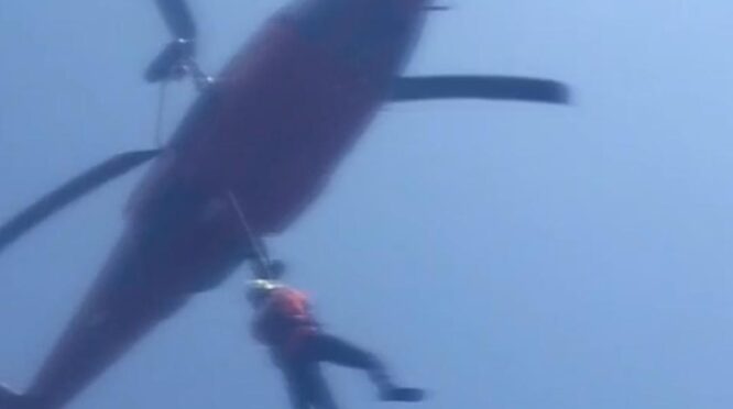 Helikopter Evakuasi 4 Korban Meninggal KM Virgo dari TB Trans Coal Pacific