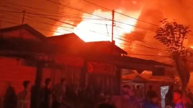 Kebakaran Melanda Pasar Lama Banjarmasin, 14 Kios dan Rumah Pasar Terdampak