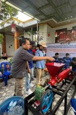 Serius Olah Sampah Plastik, Tim Pengabdian Masyarakat BIMA ULM Serahkan Mesin Peleleh dan Lakukan Uji Coba Pembuatan Paving Block