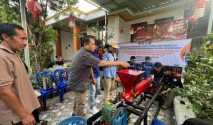Serius Olah Sampah Plastik, Tim Pengabdian Masyarakat BIMA ULM Serahkan Mesin Peleleh dan Lakukan Uji Coba Pembuatan Paving Block
