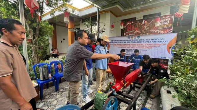 Serius Olah Sampah Plastik, Tim Pengabdian Masyarakat BIMA ULM Serahkan Mesin Peleleh dan Lakukan Uji Coba Pembuatan Paving Block