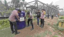 Warga Bulayak Gotong Royong Pasang Tandon Air Bantuan Kapolres HST