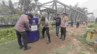 Warga Bulayak Gotong Royong Pasang Tandon Air Bantuan Kapolres HST