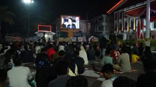 Nobar Timnas di Balai Kota Banjarmasin Dibayangi Kabut Asap, 2.500 Masker Dibagikan