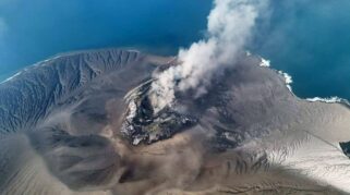 Erupsi Menerus Usai 25 Jam, Gunung Anak Krakatau Tetap Level III